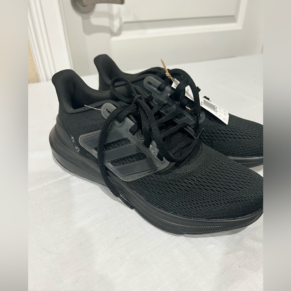 NWT Women’s Adidas Ultra Bounce Sneakers US size 7.5